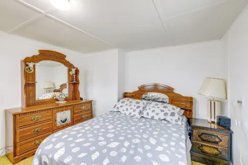 8 Mi Barnegat Lighthouse Apt with Balcony! Hotel a Manahawkin