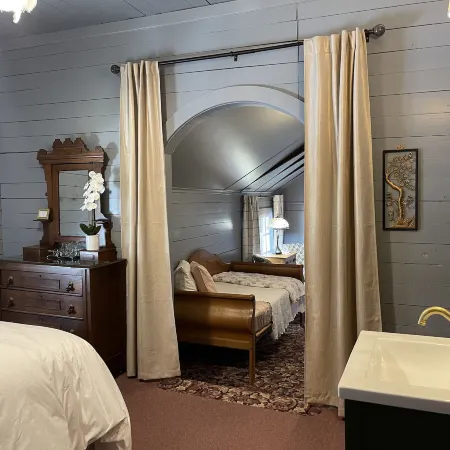 Carriage House Bed & Breakfast