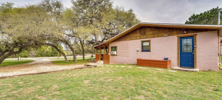 'Cabana Luna' Cabin w/ Deck, Swing & Fire Pit! Ξενοδοχεία στην πόλη Uvalde County