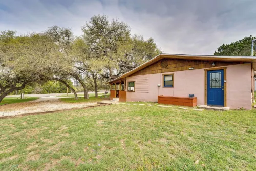 'Cabana Luna' Cabin w/ Deck, Swing & Fire Pit! - Homestays