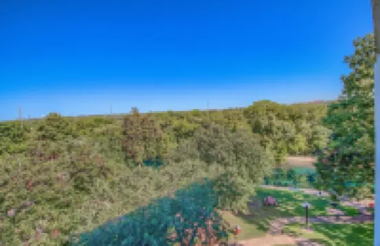 RedAwning的River Hippie Rrc A302 2卧室公寓