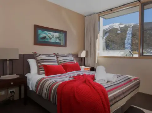 Squatters Run Apartments