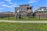 Charming 2 Story Retreat 2 Bedroom Home by RedAwning