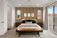 紅色遮陽的1號魅力小屋#24