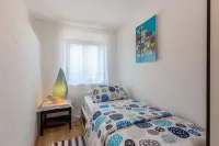 Kids friendly house with large private, fenced garden, pool, 1km beach