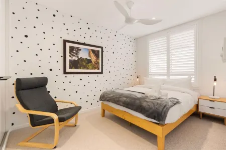 A Light Filled Contemporary Design Apartment Отели в г. Randwick