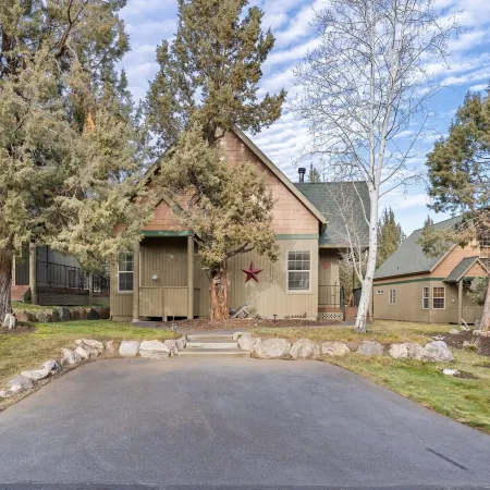 Deer Park Cabin 3 Bedroom Home by RedAwning