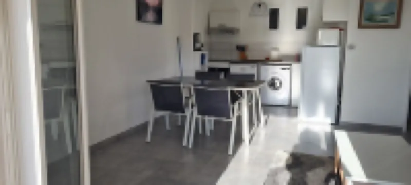 Ground-floor apartment with garden and barbecue near beach and shops.