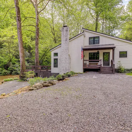 Deck & Fire Pit Bliss: Mountaintown Creek Cottage!