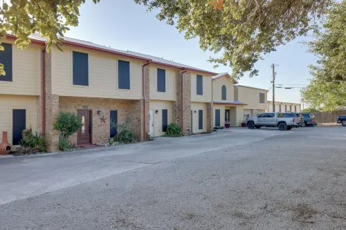 Walk to Canyon Lake! Townhome w/ Deck & Yard -  Apartamentos vacacionales