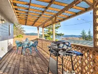Fire Pit and Bay Views North Bend Home! ノース・ベンドのホテル