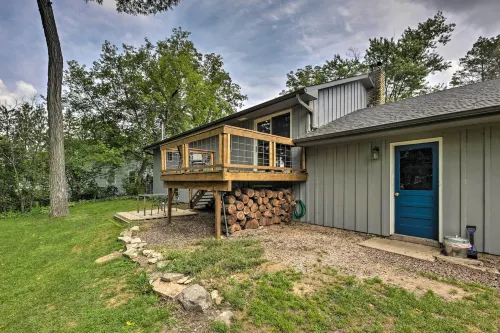 Lake Nagawicka Home - 2 Blocks to Boat Launch - Homestays