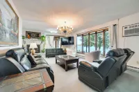 Riverfront Sault Ste Marie Home w/ Dock! -  Privatzimmer