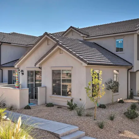 Washington Townhome w/ Patio + Resort Perks!