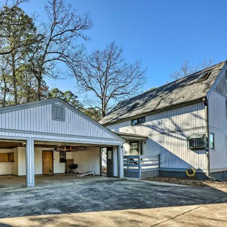 Hot Springs Getaway w/ Beautiful Lake Views! Hoteles en Piney
