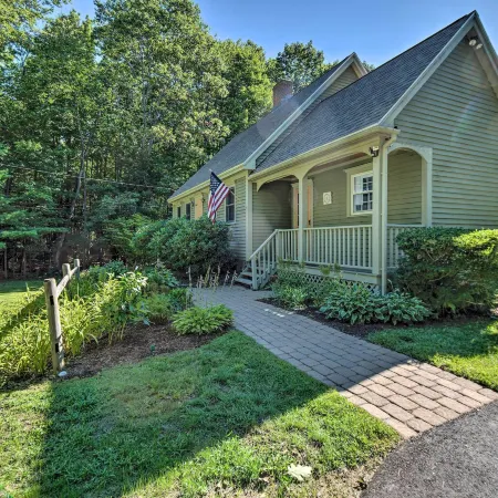 Charming Saco Home w/ Deck, 5 Mi to Beach!