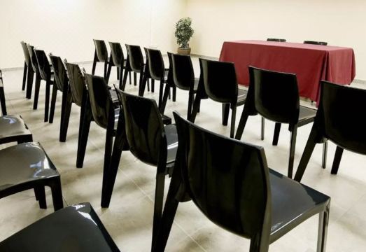 호텔 시우타트 데 산트 아드리아의 깔끔한 객실