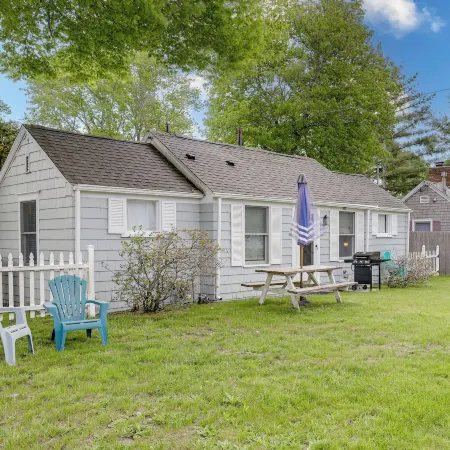 1 Mi to Ferry Sea Street Cottage in Hyannis