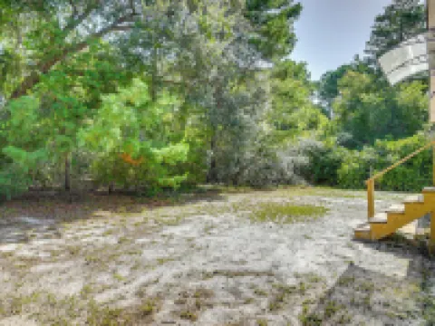 Crescent City Home w/ Charcoal Grill: Near 3 Lakes Hotels in Putnam County