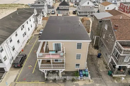 2BD Island Section Gem • Pet Friendly • Walk to Sand • Weekly Discount