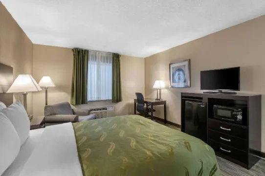 Quality Inn & Suites des Moines - Merle Hay Road