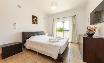 C02 - Luxury 3 Bed with Pool View