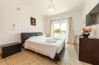 Luxury 3 Bed with Pool View