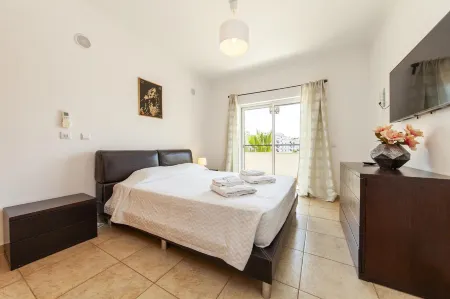 Luxury 3 Bed with Pool View