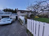 Cozy 2 bedroom suite Hotels in Sidney