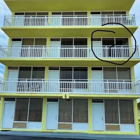 Oceanfront Studio - “also can’t get closer to the beach” View, comfy and clean!