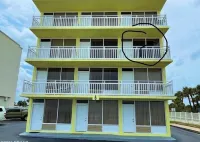 Oceanfront Studio - “also can’t get closer to the beach” View, comfy and clean!