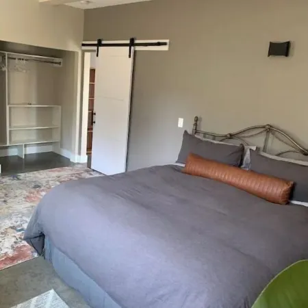 Luxury shome, views above Skagit Valley- EV charge
