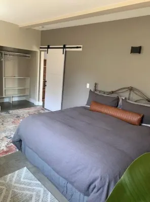 Luxury shome, views above Skagit Valley- EV charge