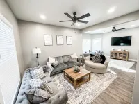 Midtown Oasis - Walkable to Blackstone - Within 5 Minutes of Downtown -Sleeps 12