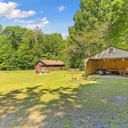 Quiet Lake Anna Rental-4Min Walk! King Bed/Game Barn/Fire Pits/Dock