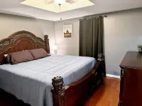 Charming 2-bedroom house in Kokomo w/ WiFi, AC, Hot tub