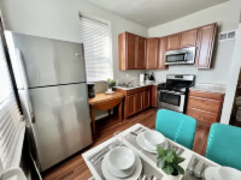 Tower Grove Pet Friendly 2nd Floor Studio - 4 mi to SLU & Barnes -Shared Laundry