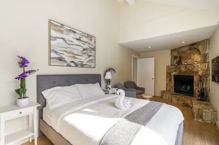 Cozy Room #4 in Horseshoe Bay