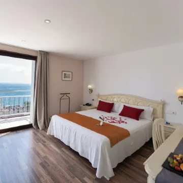 Hotel Roger de Flor by Seleqtta