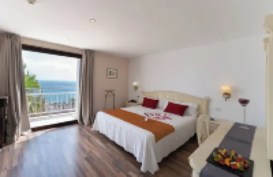 Hotel Roger de Flor by Seleqtta