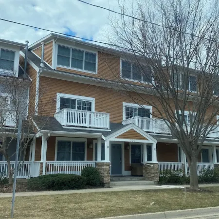 3-bedroom 3.5 bath condo in enchanting Saugatuck with AC, WiFi. Relax and unwind