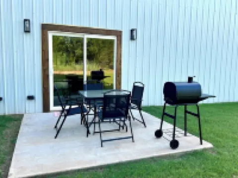 Cozy, Rustic Cabin w/ Pool Table, Foosball, & Fast WiFi, South of Norman Hotels in McClain County