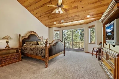 The Lodge on Oaxaco - Epic Man Cave / Billiard Room Hotel in zona Echo Lake