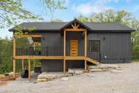 The Lookout at Table Rock Lake - Luxurious Stay - Hot Tub - Bring Your Boat!! Hotels in Shell Knob