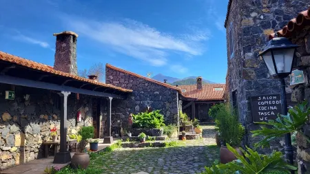 Apartment with sun terrace and panoramic sea view, 5 min. from harbor + beach