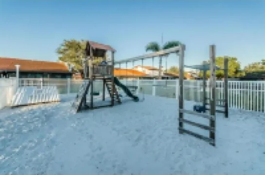 Bright-Lovely 2 Bed 1 Bath,15 Minutes From Beach