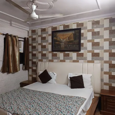 Hotel White Palace,Nizamuddin Railway Station