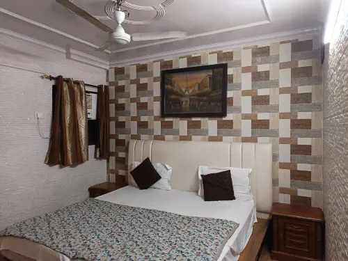 Hotel White Palace,Nizamuddin Railway Station