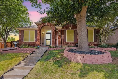 Poolside Playhouse: Arcade & Iconic Themed Fun Отели рядом с достопримечательностью «Hebron High School Softball Stadium»