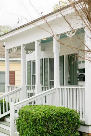 Charming Haven Near Downtown - Delightful Historic Retreat